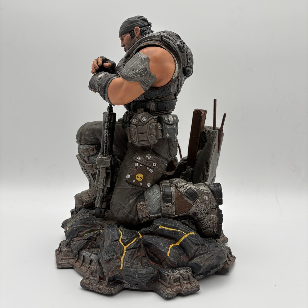 Gears of War 3 Epic Edition Xbox 360 Game, Marcus Fenix Statue, Medal, Book 2011 - Picture 10 of 16